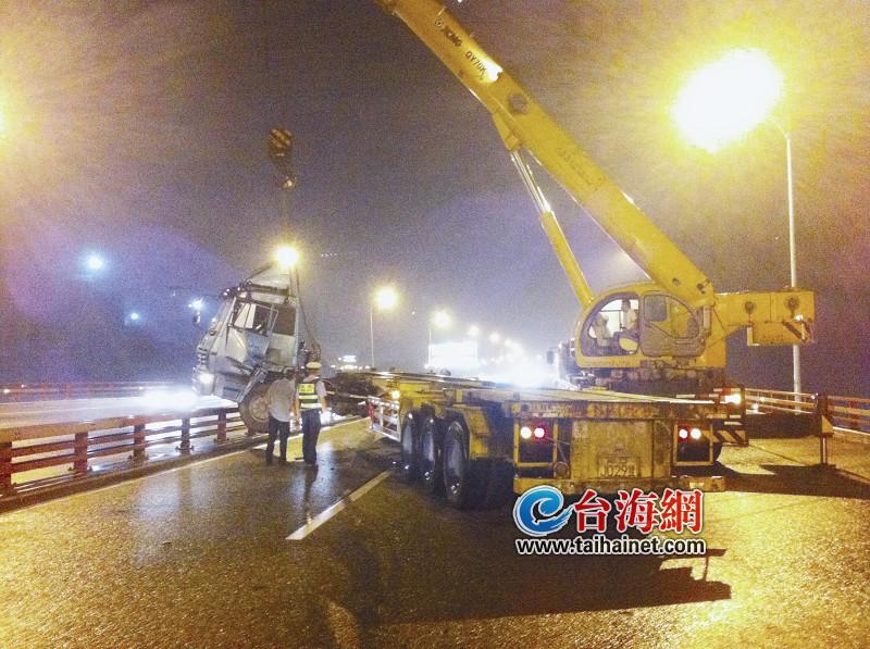 拖頭車撞護欄后“卡喉”