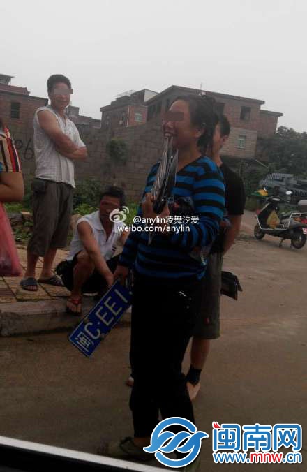 海西汽配城有人當(dāng)街叫賣車牌