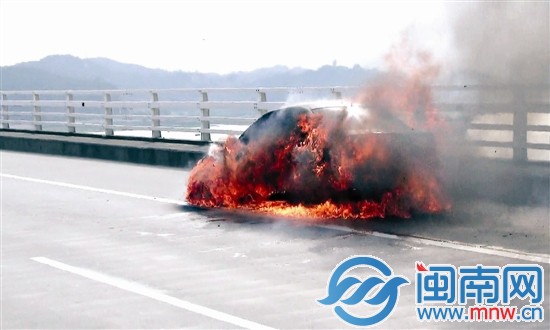 消防趕到時(shí)，小車已燃起大火