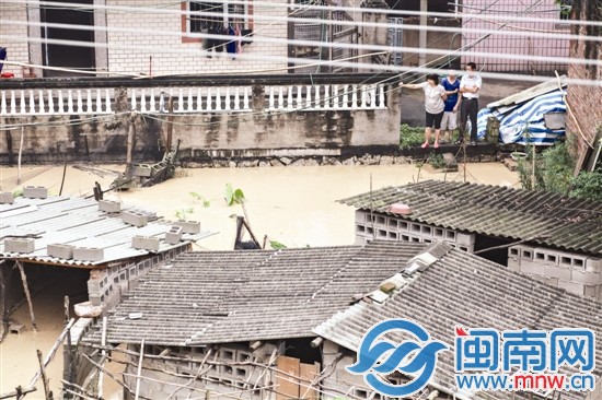 地勢低洼處，積水很深