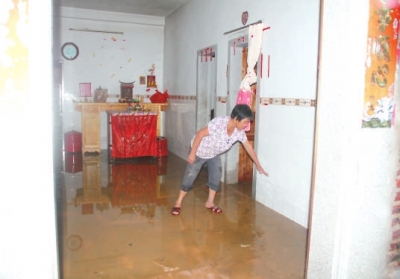 村民家里留下了洪水沖刷過的痕跡。