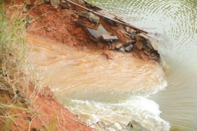 排水隧道進出口局部塌陷。