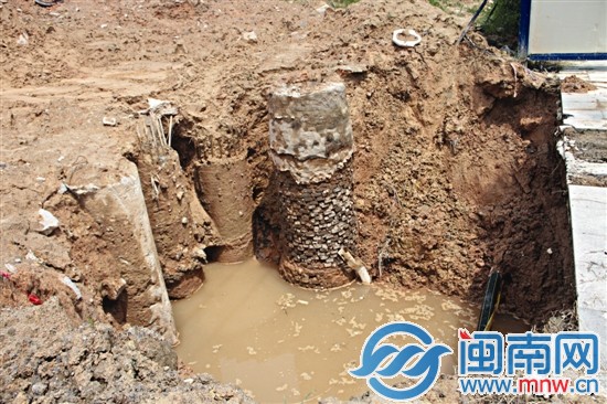 這個大坑下面，管道被萬科房產(chǎn)的施工方挖破