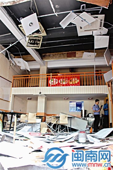 店內(nèi)吊頂被震得七零八落