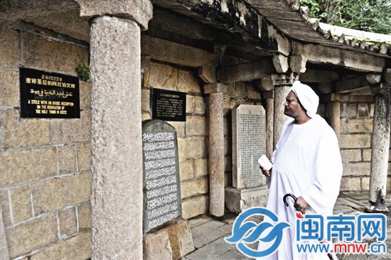 賓客們參觀圣墓時(shí)神情專(zhuān)注