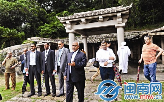 參觀圣墓，阿拉伯友人不停地拍照留影