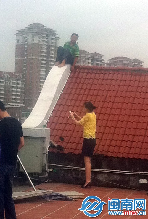 救援人員將錢給陳某看，陳某才愿意下來