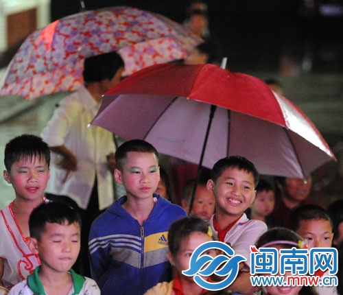 六一晚會上，妝化得很濃的孩子們