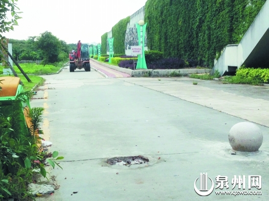 路障被移除后，挖掘機(jī)駛上慢道。