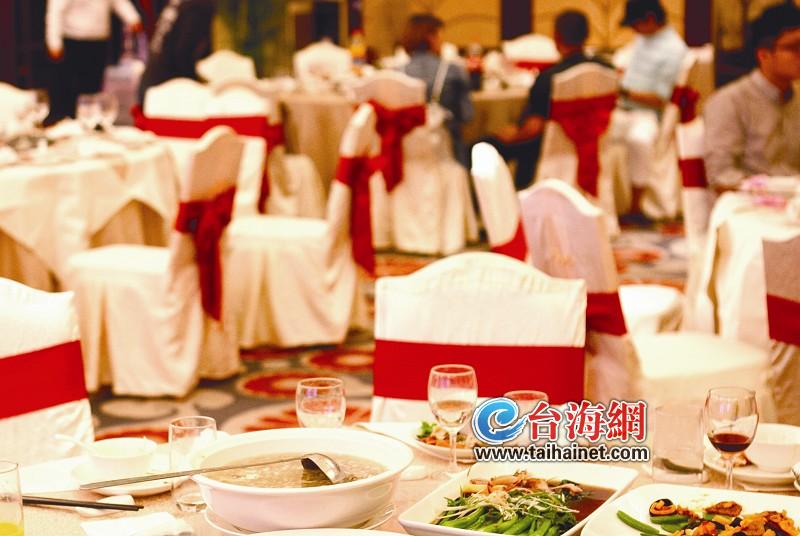 3瓶酒被收1200元服務費