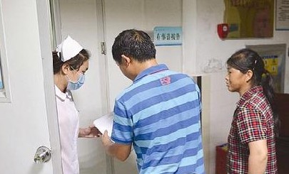 晶晶住在ICU病房，家人把病歷拿給護(hù)士