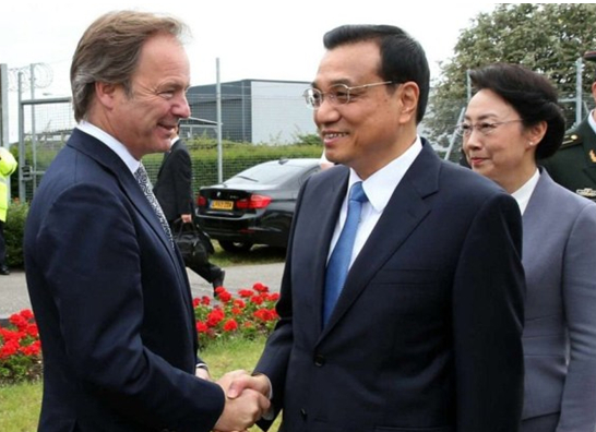 英國政府高級官員到機場迎接李克強總理和夫人。