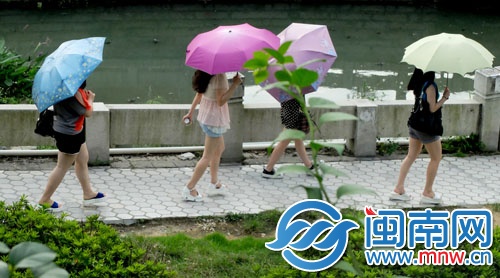 中午陽(yáng)光熱烤，女生們無(wú)不撐起遮陽(yáng)傘