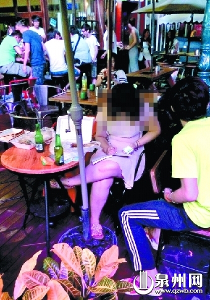 一位外圍收單人邊收下注短信邊在本子上密密麻麻地記