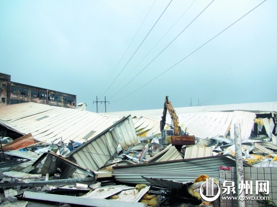 挖掘機(jī)對(duì)廠房進(jìn)行破拆