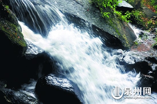 彌陀巖清泉流轉(zhuǎn)，一路歡歌