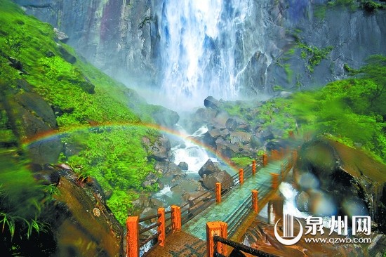 岱仙瀑布下，橋連著“橋”。