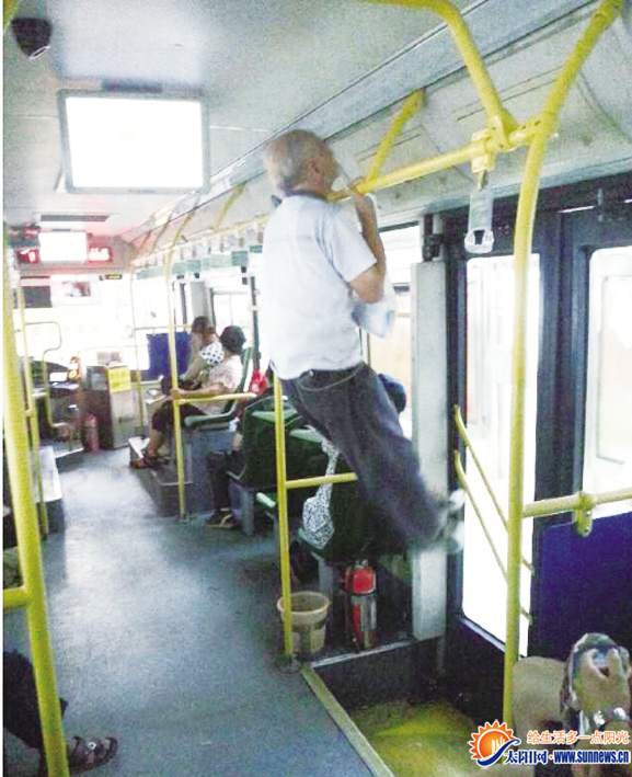 老人在車廂內(nèi)做起“引體向上
