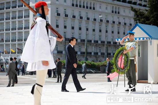 李克強(qiáng)向希臘無(wú)名戰(zhàn)士紀(jì)念碑獻(xiàn)花圈