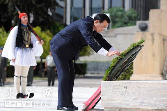 李克強(qiáng)向希臘無(wú)名戰(zhàn)士紀(jì)念碑獻(xiàn)花圈2