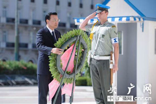 李克強(qiáng)向希臘無(wú)名戰(zhàn)士紀(jì)念碑獻(xiàn)花圈3