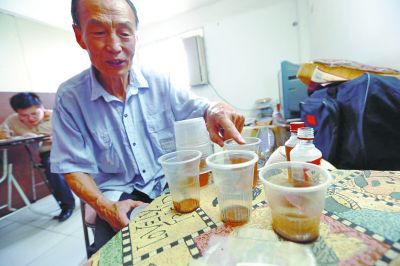 圖為尿療協(xié)會(huì)會(huì)長(zhǎng)保工介紹尿療試驗(yàn)的結(jié)果