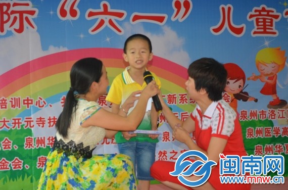 小朋友上臺表演