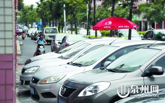 湖心街東段,小車將非機(jī)動(dòng)車道擠占成“斷頭路”。