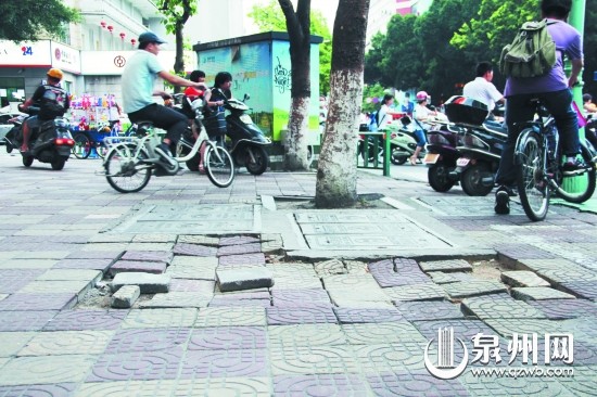 打錫街非機(jī)動(dòng)車道路面破損