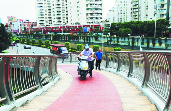 豐澤街與坪山路十字路口的天橋坡大，電動車爬行費力