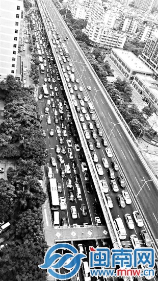 仙岳路、仙岳高架橋堵車嚴重,車輛排起長達幾公里的