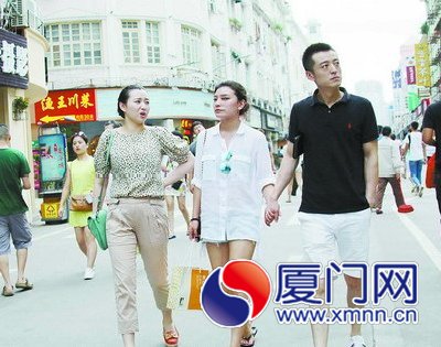 昨日天氣悶熱，中山路行人如織