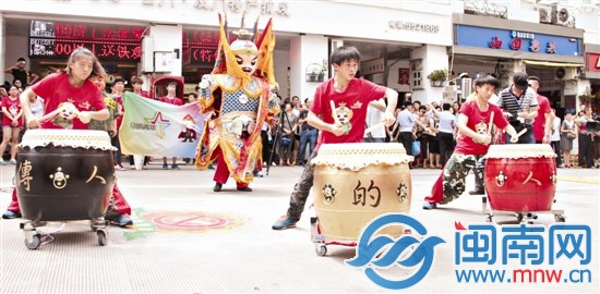 Q版鄭成功人偶，在踩街隊(duì)伍中獨(dú)具一格