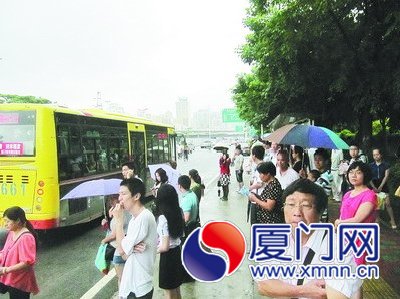 公交車被堵路上，乘客等不到車，不少人遲到