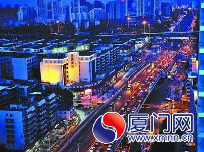 昨晚7時(shí)許,仙岳高架海滄大橋往翔安隧道方向仍堵成