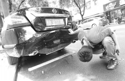 林先生查看受損的愛車。