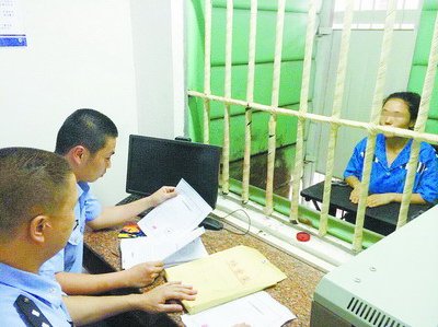 禾山派出所民警提審阿英。 (王越武 攝)