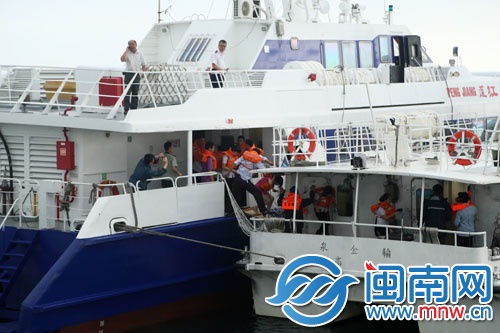 另一客輪接駁，轉(zhuǎn)移旅客