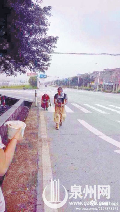 途中不少信眾在路邊奉上齋飯
