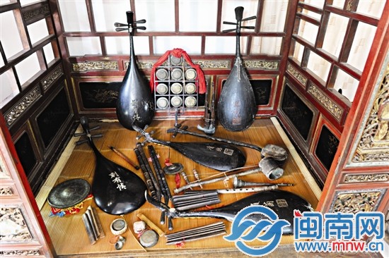 古眠床上都是張主示收藏的寶貝