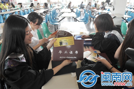 畢業(yè)生們帶著餐券來到食堂，準(zhǔn)備打飯