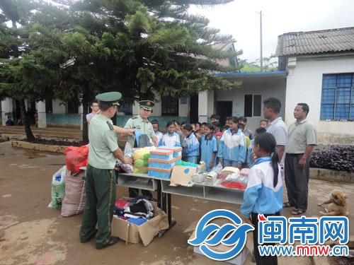 孩子們排著隊，等著分發(fā)文具