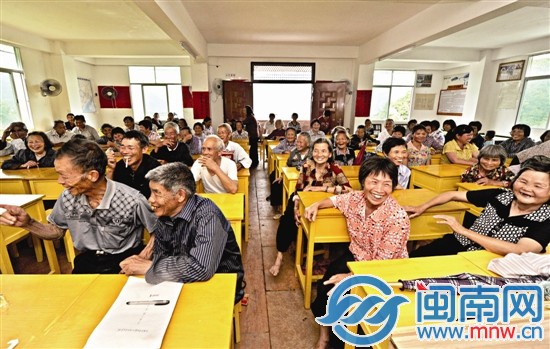 老年學(xué)校課堂上，老人們像小學(xué)生一樣坐著