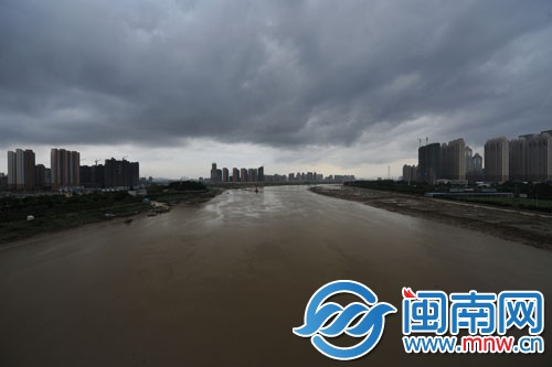 烏云籠罩在晉江兩岸的城市上空，雨水隨即降下