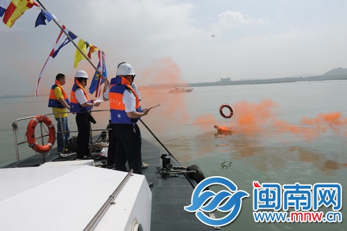 船上人員，扔出救生圈