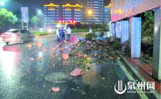 石頭滾落砸倒摩托車