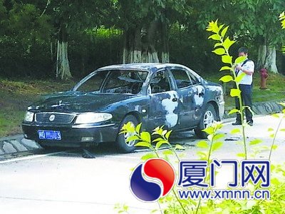 警察對這輛黑色別克轎車進行調(diào)查