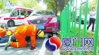 男子被壓在車底，消防官兵開展救援。