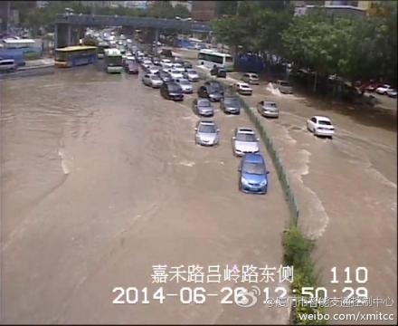 呂厝供水管道破裂致交通擁堵1