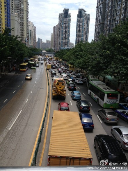 呂厝供水管道破裂致交通擁堵3